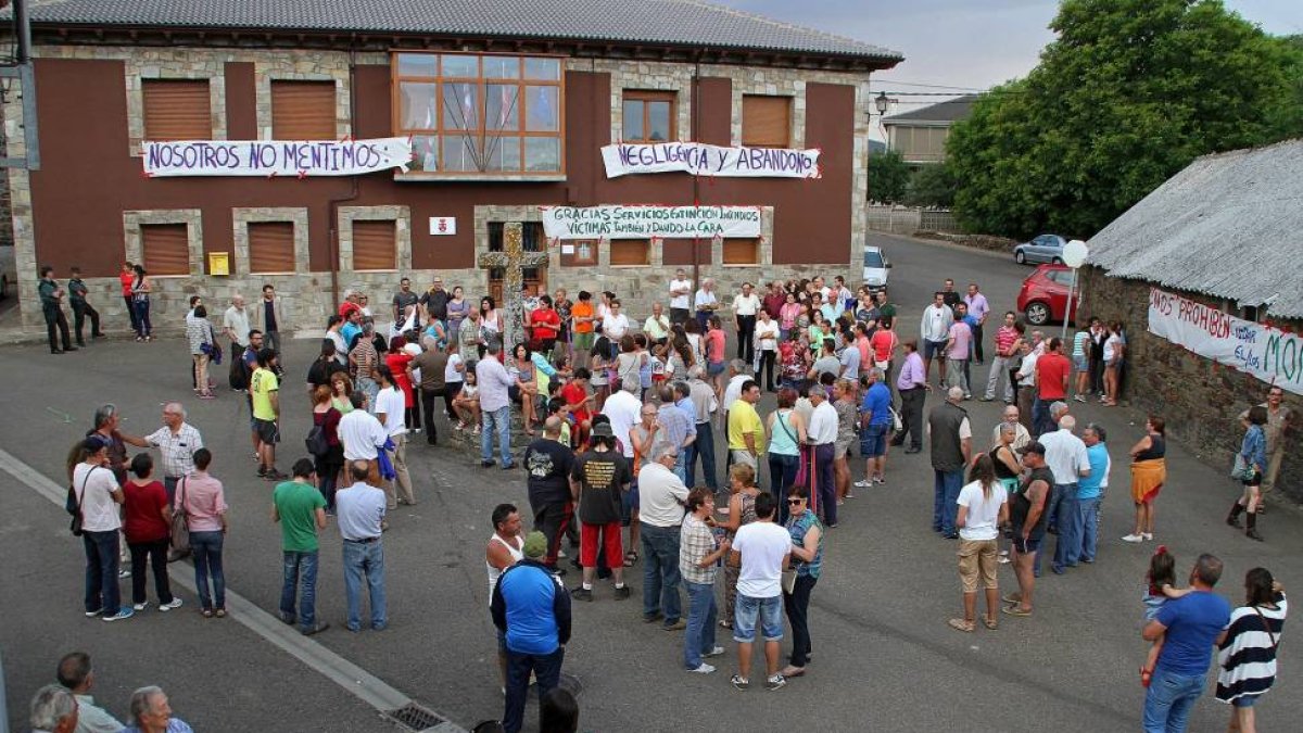 Los vecinos de Quintana del Castillo (León) se concentran ante el ayuntamiento-Ical