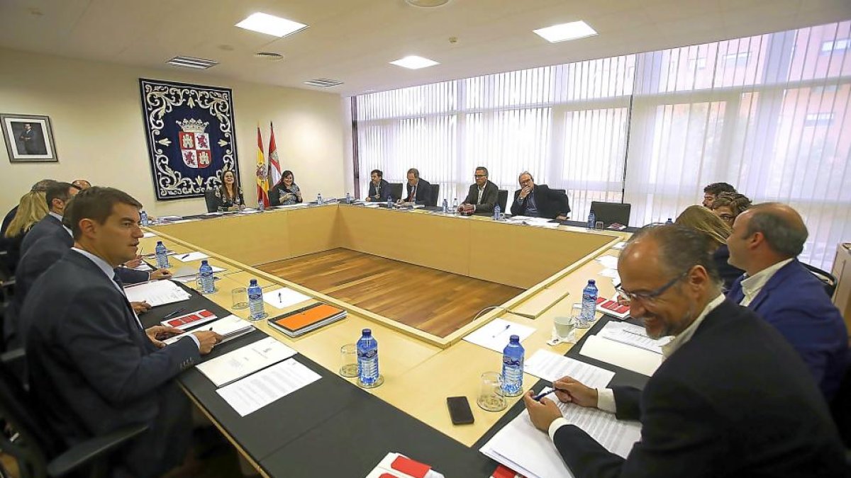 Un momento de la reunión de la junta de portavoces.-ICAL