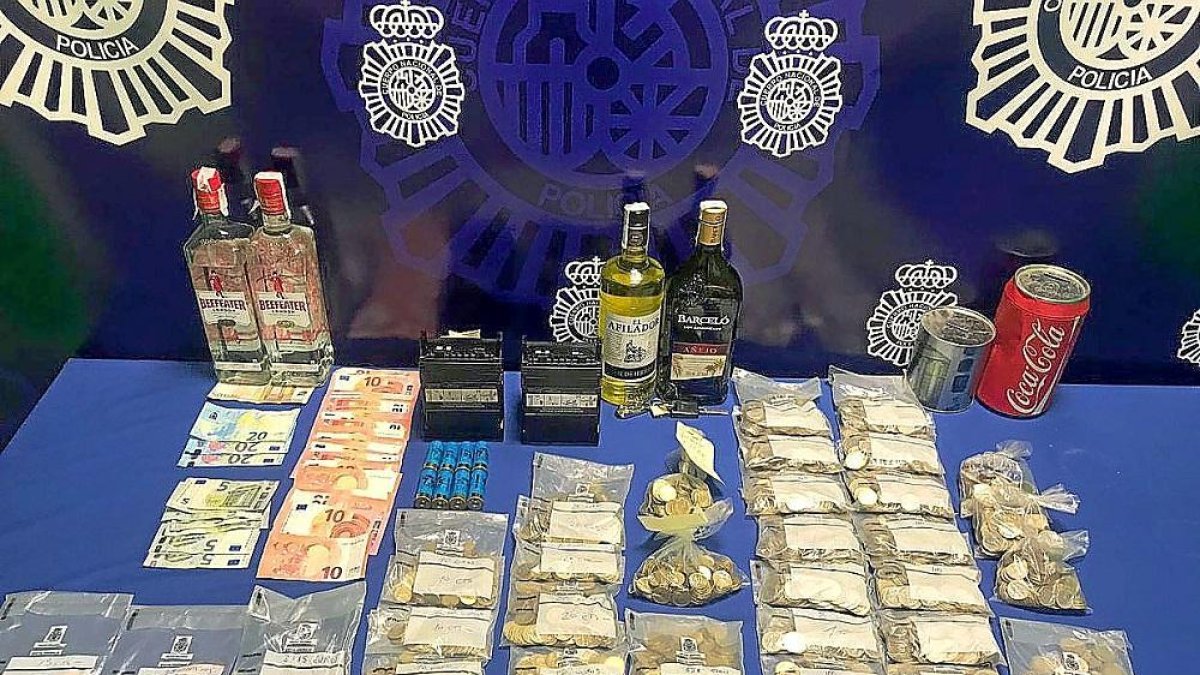 El alijo requisado a los cuatro detenidos por la Policía.-ICAL