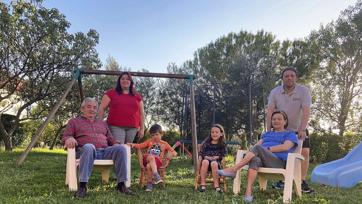 Emilio y Chelo, sentados con sus nietos David e Irene en su casa de Benafarces, junto a su hija Susana y su yerno Toño. E.M.