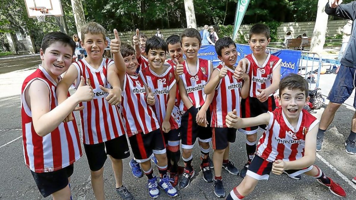 Los jugadores de uno de los equipos delSanJosé posan en una divertida foto durante la jornada celebrada el pasado sábado.-J.M. LOSTAU