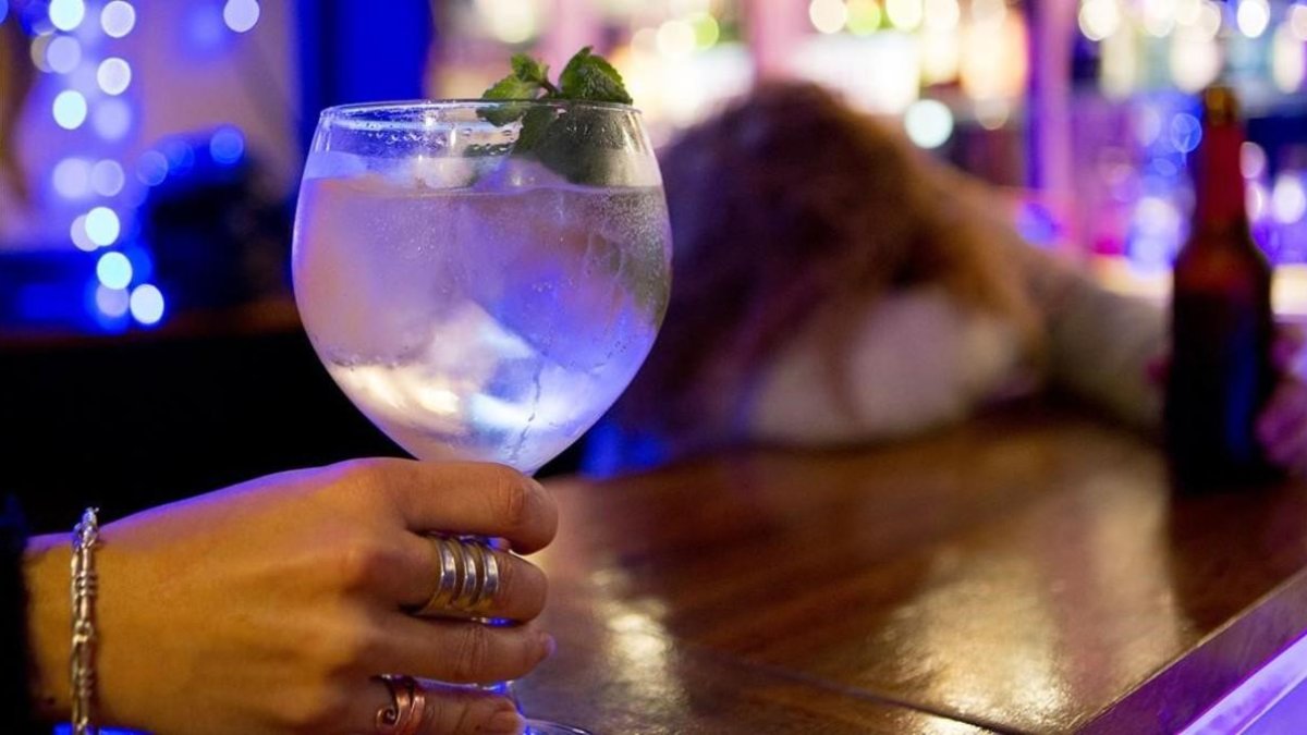 Una copa en una barra de bar.-FERRAN NADEU