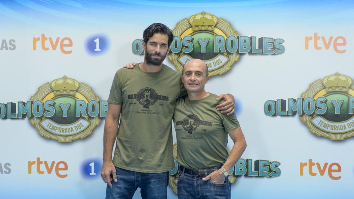 Rubén Cortada y Pepe Viyuela, en la presentación en Vitoria de la segunda temporada de la serie de TVE 'Olmos y Robles'.-