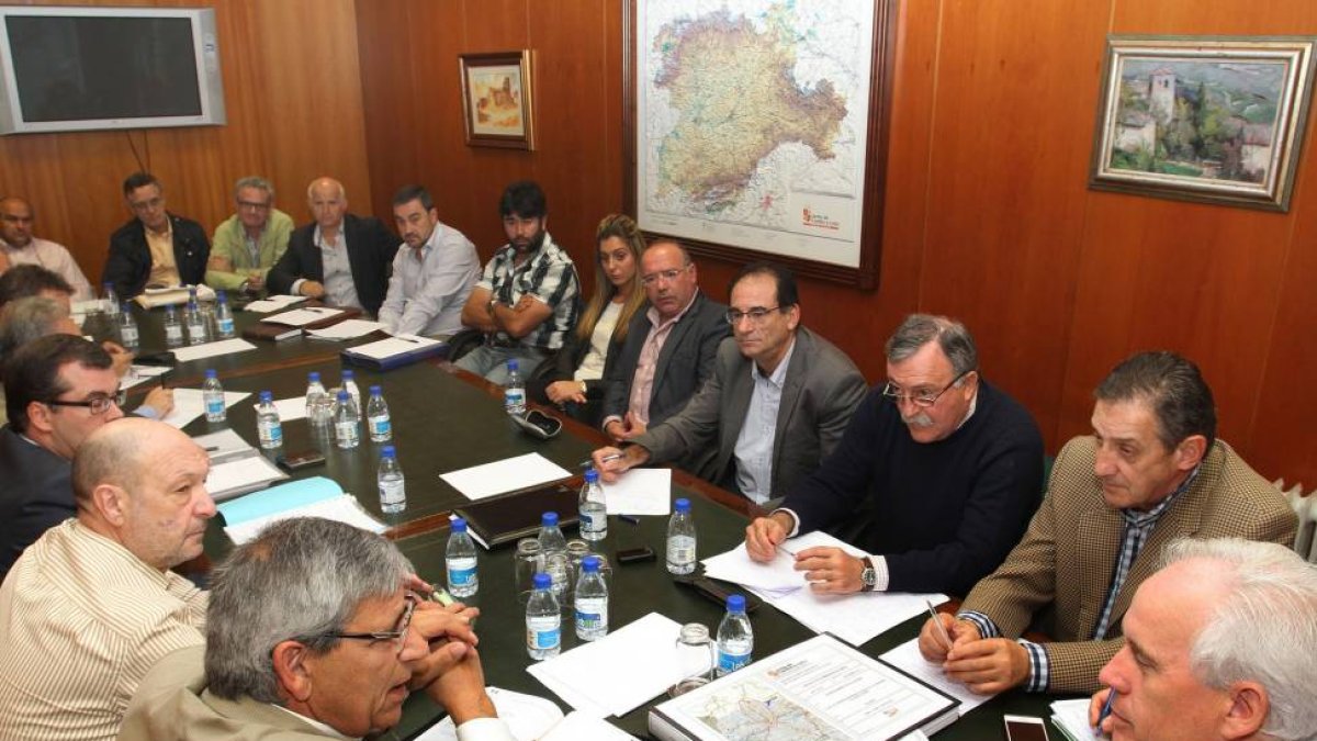 El delegado territorial de la Junta, Luis Domingo González (D), se reúne con los alcaldes de la zona minera palentina para abordar medidas para el plan de ayudas-ICAL