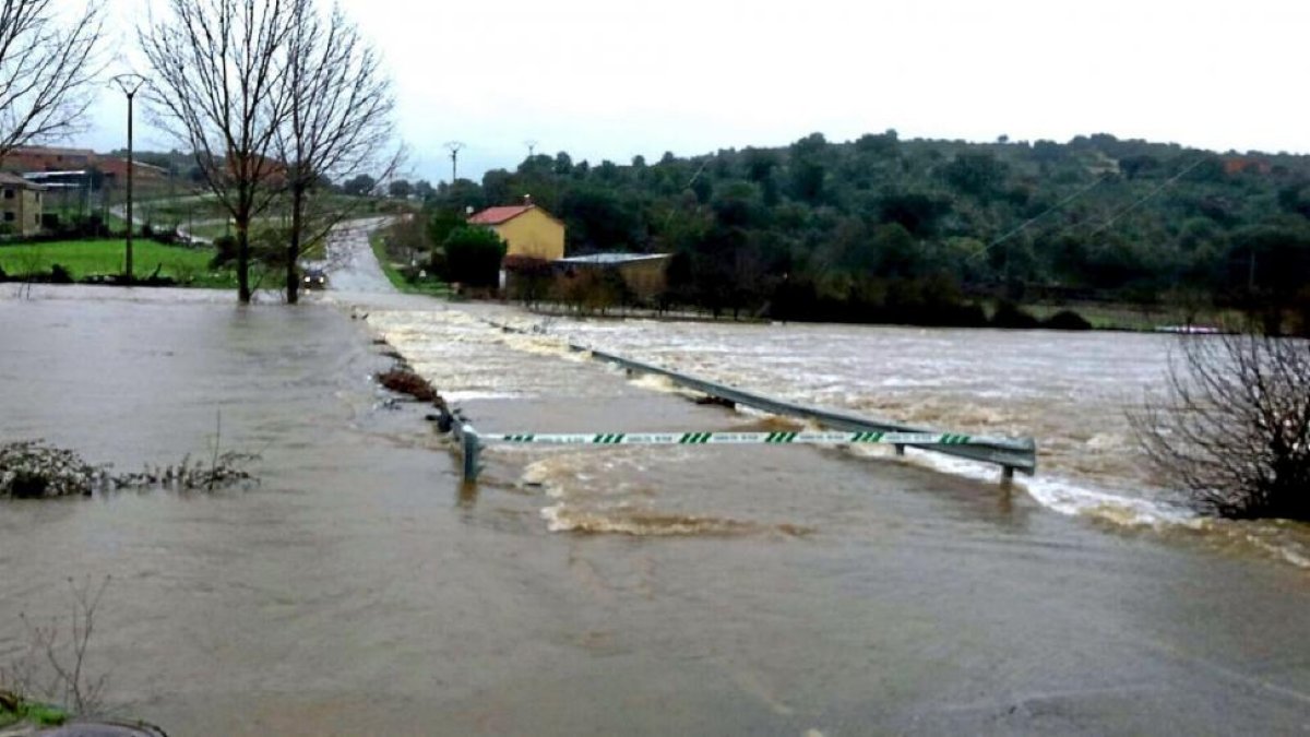 Puente anegado por desbordamiento del río Aliste de Zamora en la carretera de Vegalatrave a Domez de Alba.-E.M.