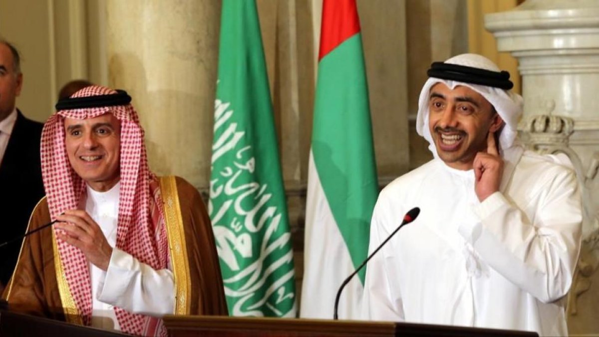 Los ministros de Exteriores de Arabia Saudí y de los Emiratos, tras la reunión en El Cairo sobre el bloqueo a Qatar.-REUTERS / KHALED ELFIQI