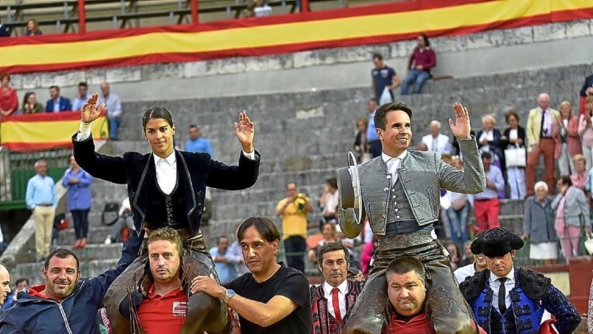 Manuel Manzanares y Léa Vicens abandonan el ruedo a hombros de los aficionados.-JOSE SALVADOR