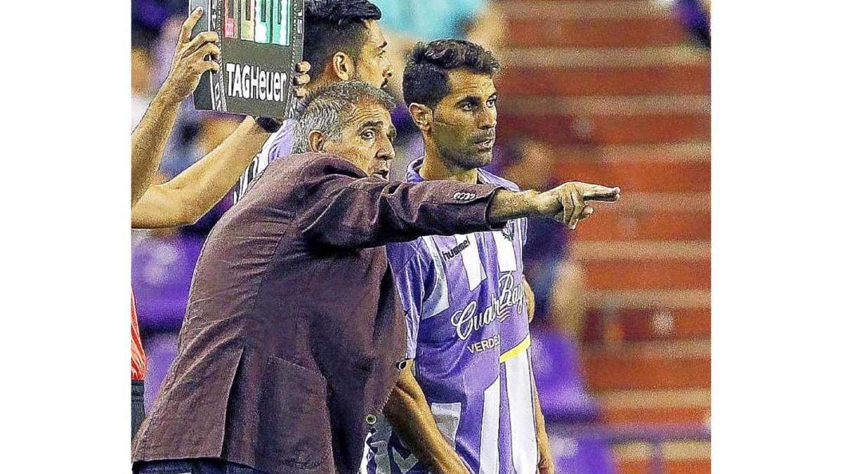 Paco Herrera da instrucciones a Javi Moyano, durante un partido de Liga.-J.M. LOSTAU
