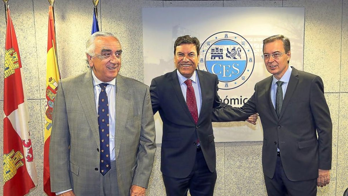 Marcos Peña, presidente del CES España, Carlos Carriedo, consejero Empleo, y Germán Barrios, presidente CES Castilla y León.-ICAL