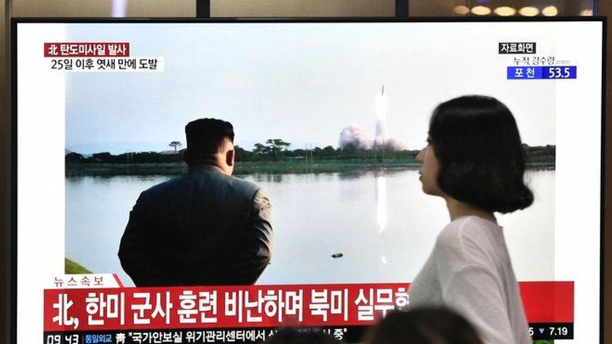 La televisión muestra cómo Kim Jong-un, el líder de Corea del Norte, supervisa el lanzamiento de nuevos misiles.-AFP