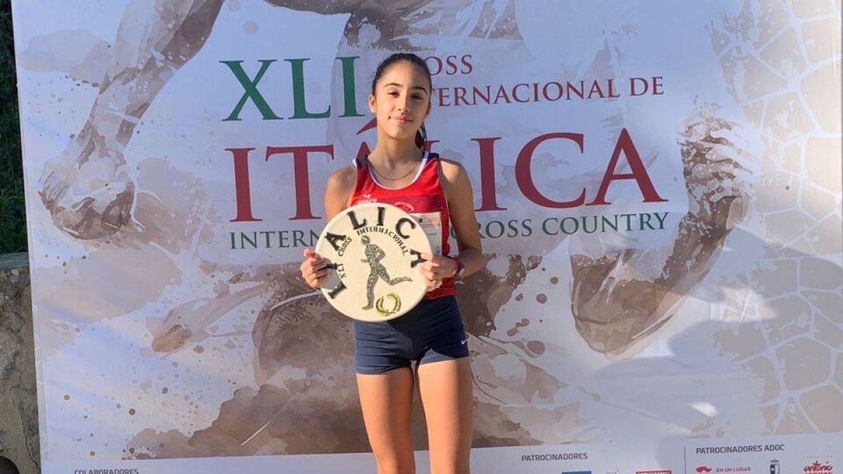 Andrea Jaén con el trofeo en Itálica. / CAV