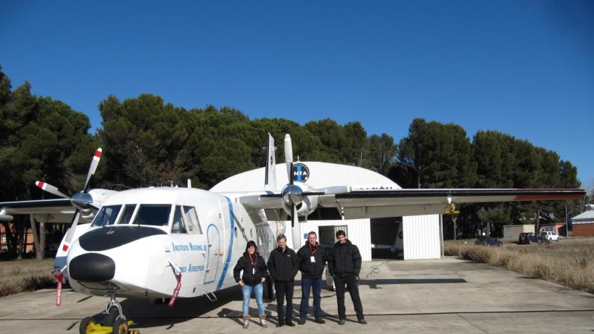Estíbaliz Gascón, José Luis Sánchez, Roberto Weigand y Sergio Fernández junto con el avión equipado con la instrumentación para predecir nevadas.-EL MUNDO