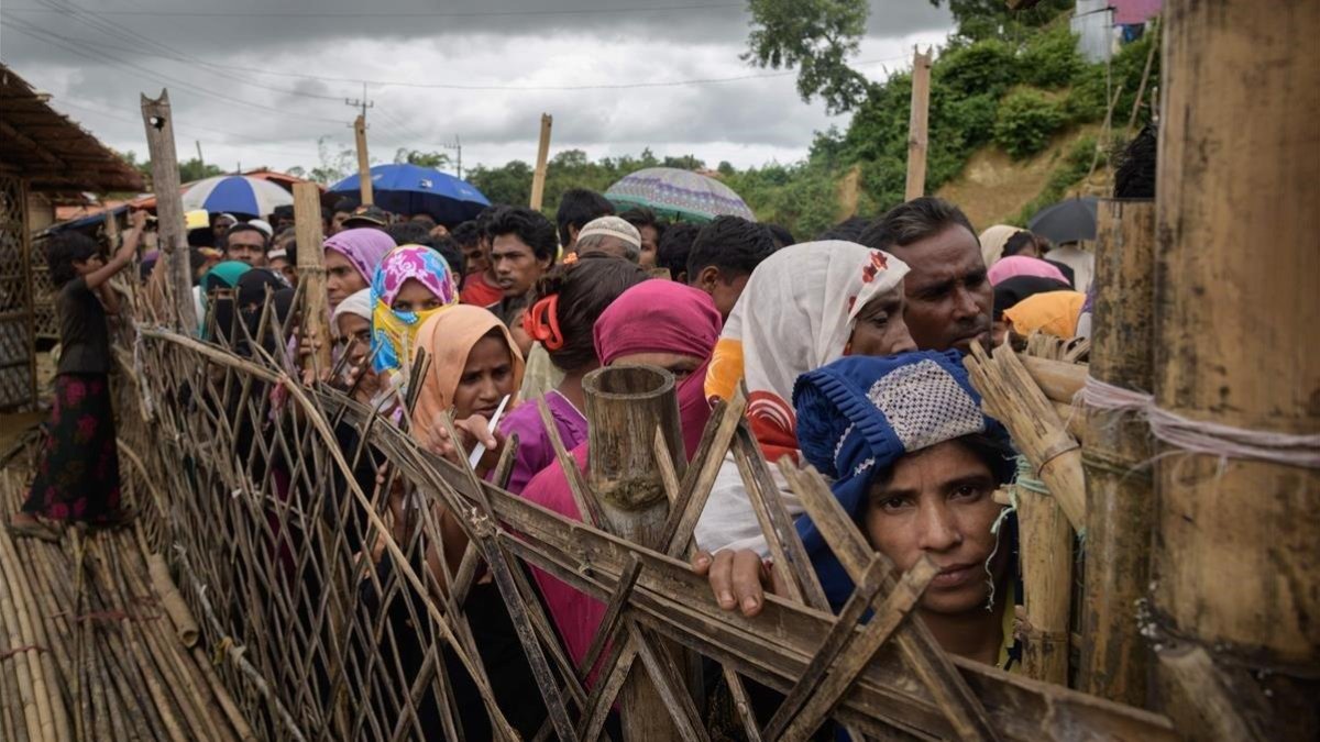 Refugiados rohingya esperando la ayuda médica en el campo de refugiados de Balukali, en Bangladés.-AFP