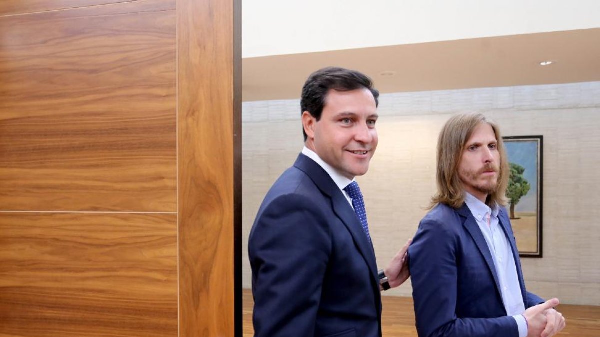 El portavoz popular Raúl de la Hoz junto al portavoz de Podemos Fernández al término del discurso de Herrera en el Debate de política general en las Cortes.-ICAL