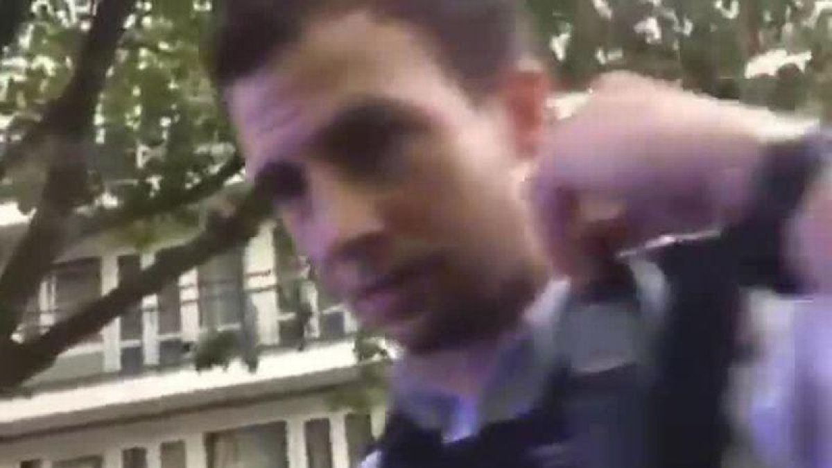 Polémica actuación del policía de Londres destrozando el parabrisas de un vehículo con el conductor dentro.-TWITTER