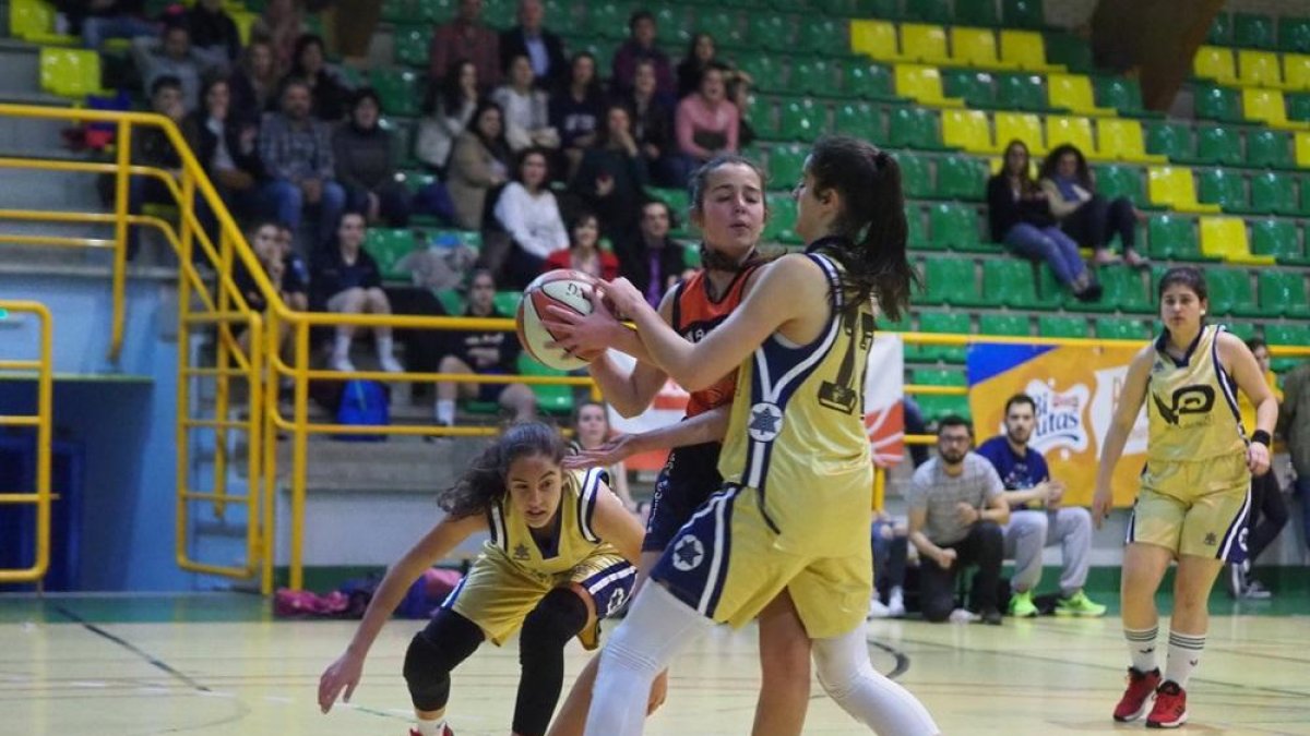 Imagen de la semifinal femenina entre Vega de Prado y La Enseñanza .-EL MUNDO