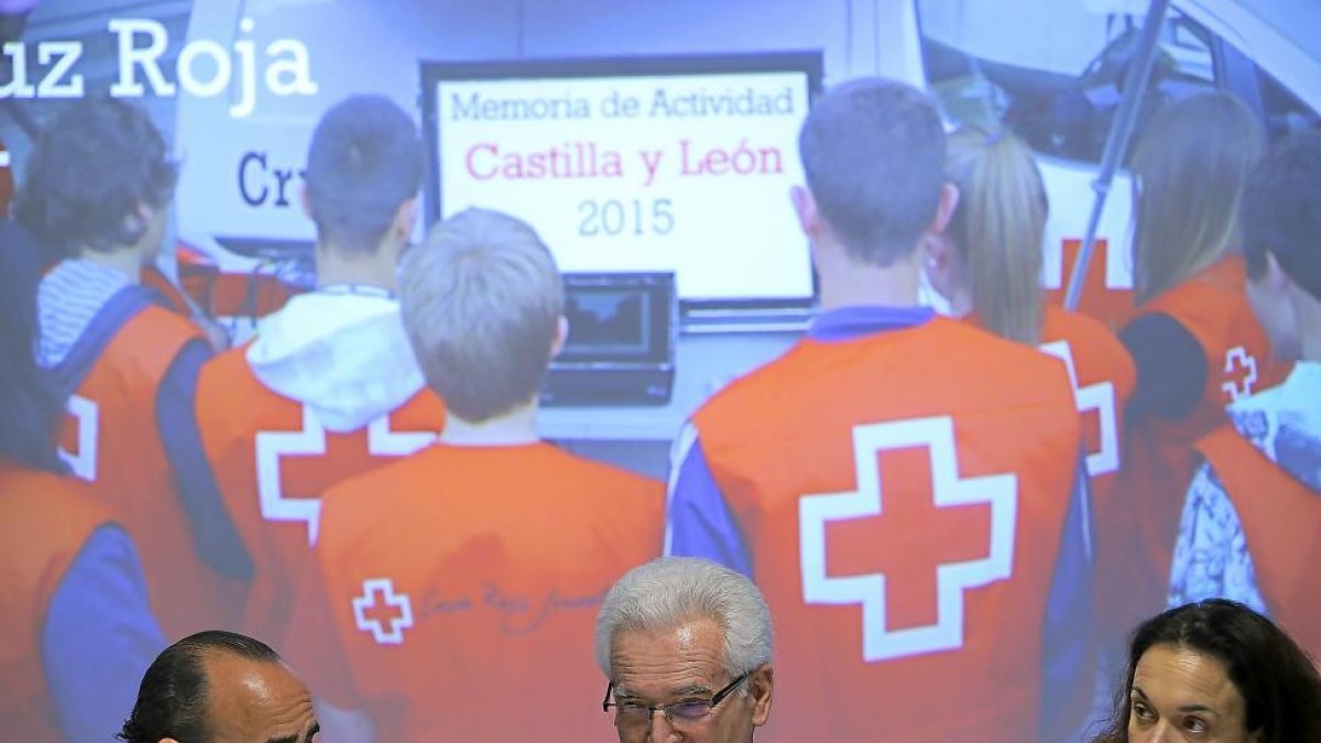 Carlos Santos, José Varela y Eva María Fernández durante la presentación del informe anual.-ICAL