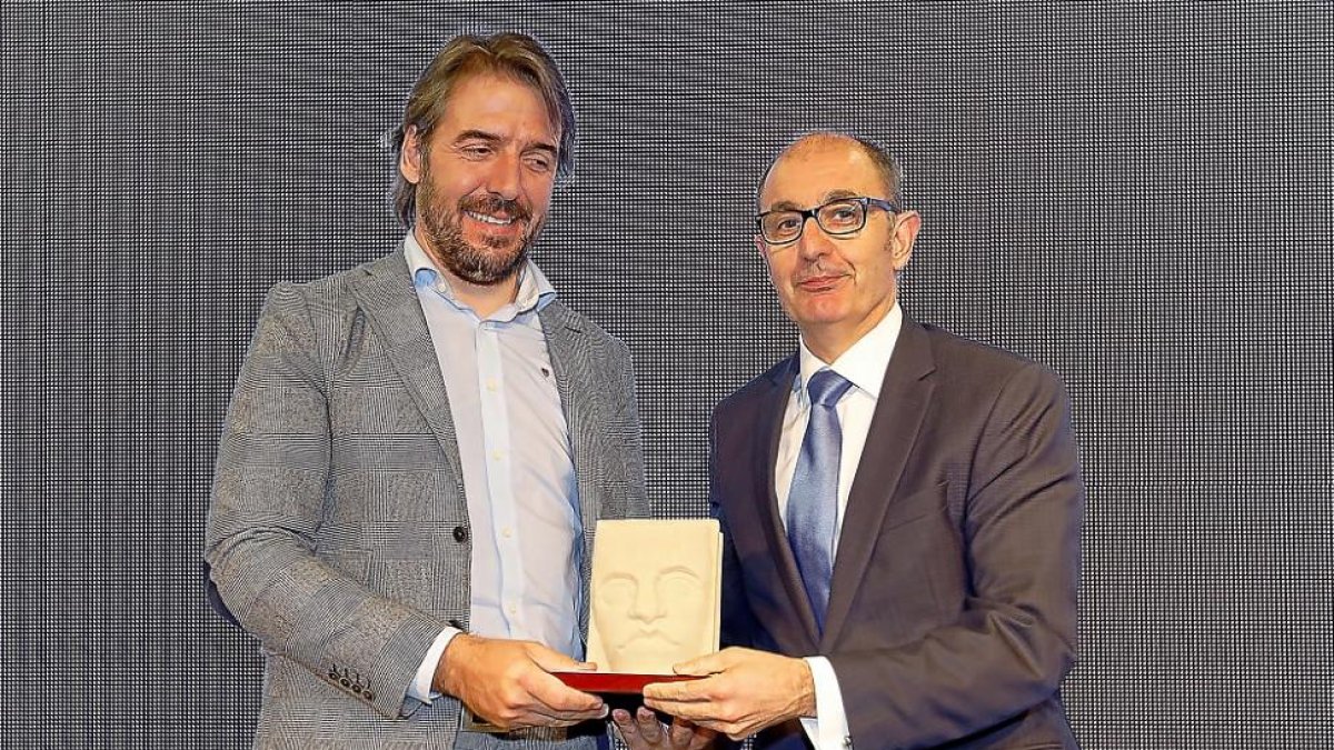 Pedro Pisonero, director general de Iberaval, entrega el premio a Pablo Pérez.-J. M. LOSTAU