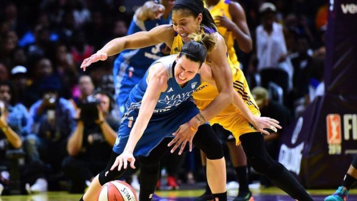 Anna Cruz y las Laynch han forzado el último partido de las finales para intentar ganar la WNBA por segunda vez consecutiva.-AFP / HARRY HOW
