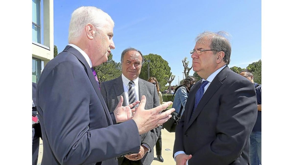El presidente de AMRI, Michael Mulhern, junto a Juan Vicente Herrera. Al fondo, Javier Gallo.-ICAL