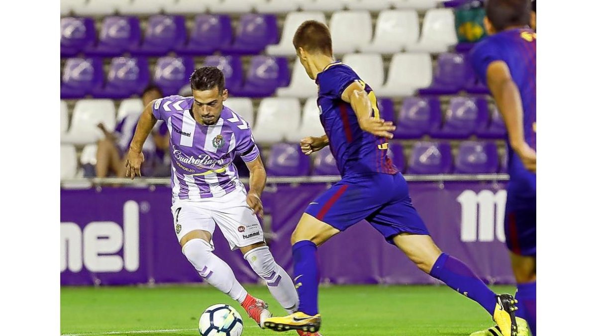 Jose intenta regatear a Ruiz de Galarreta en el partido frente al Barça B.-J.M. LOSTAU