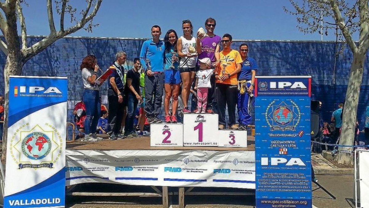 Podio con los ganadores del Cross de la Policía Municipal.-E. M.