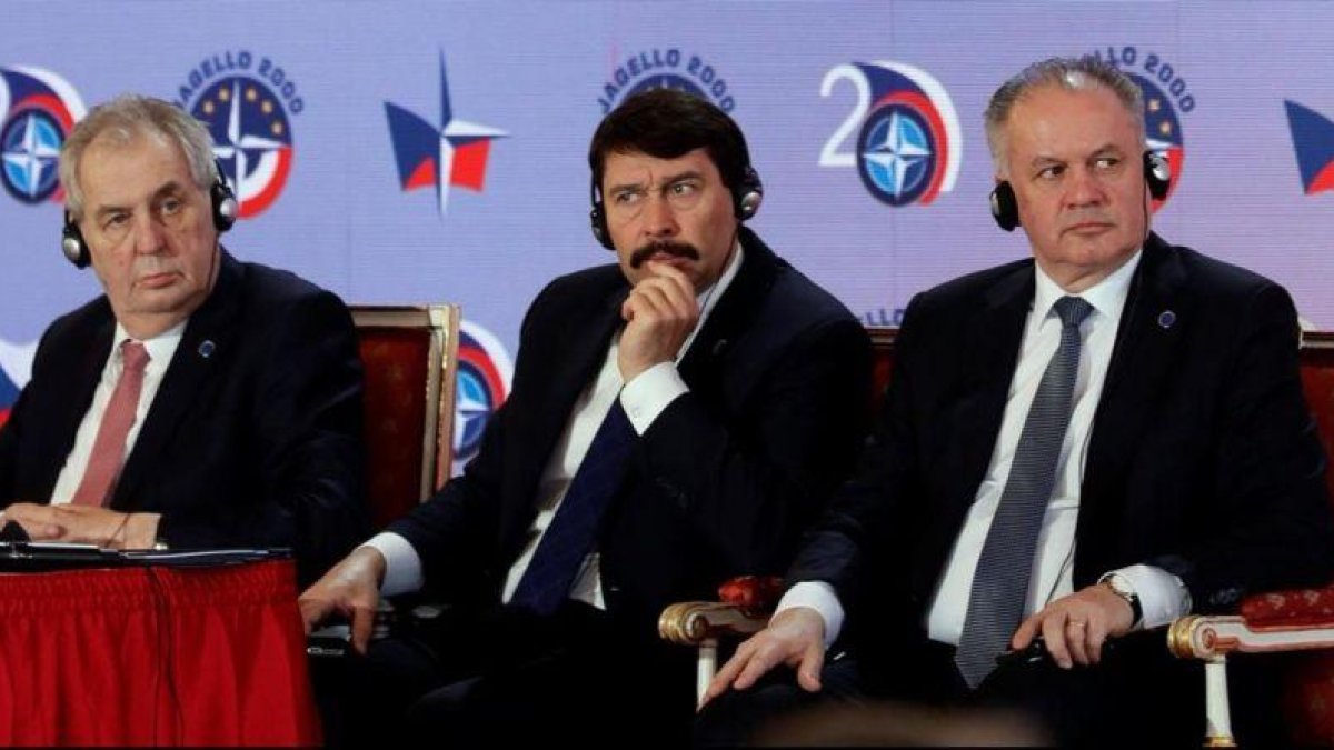 De izquierda a derecha, el presidente de Chequia, Milos Zeman; el presidente de Hungría, Janos Ader, y el presidente de Eslovaquia, Andrej Kiska, en una conmemoración del Grupo de Visegrado en Praga el 12 ede marzo del 2019.-REUTERS / DAVID W. CERNY