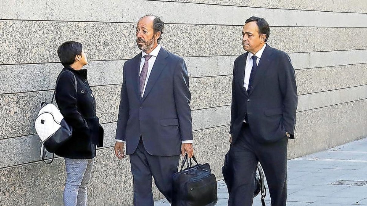 Xavier Viteri, a la derecha, a su llegada al juzgado.-J.M. LOSTAU