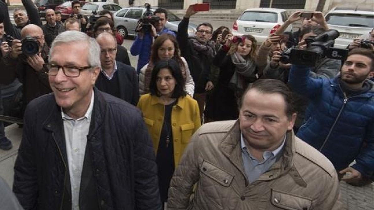 El alcalde de Tarragona, Josep Fèlix Ballesteros, a su llegada a los juzgados para declarar por el 'caso Inipro'.-JOAN REVILLAS