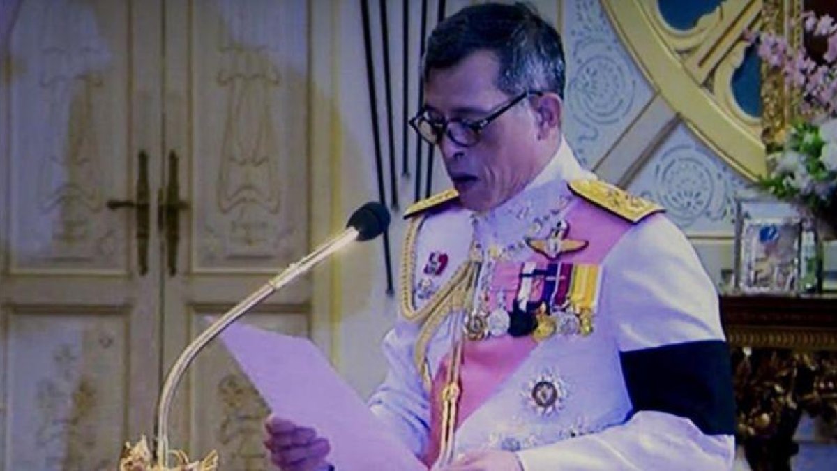 Captura de vídeo del momento en que Vajiralongkorn responde a la invitación para ascender al trono, pronunciada por el presidente de la Asamblea Legislativa, en Bangkok, este jueves.-AP