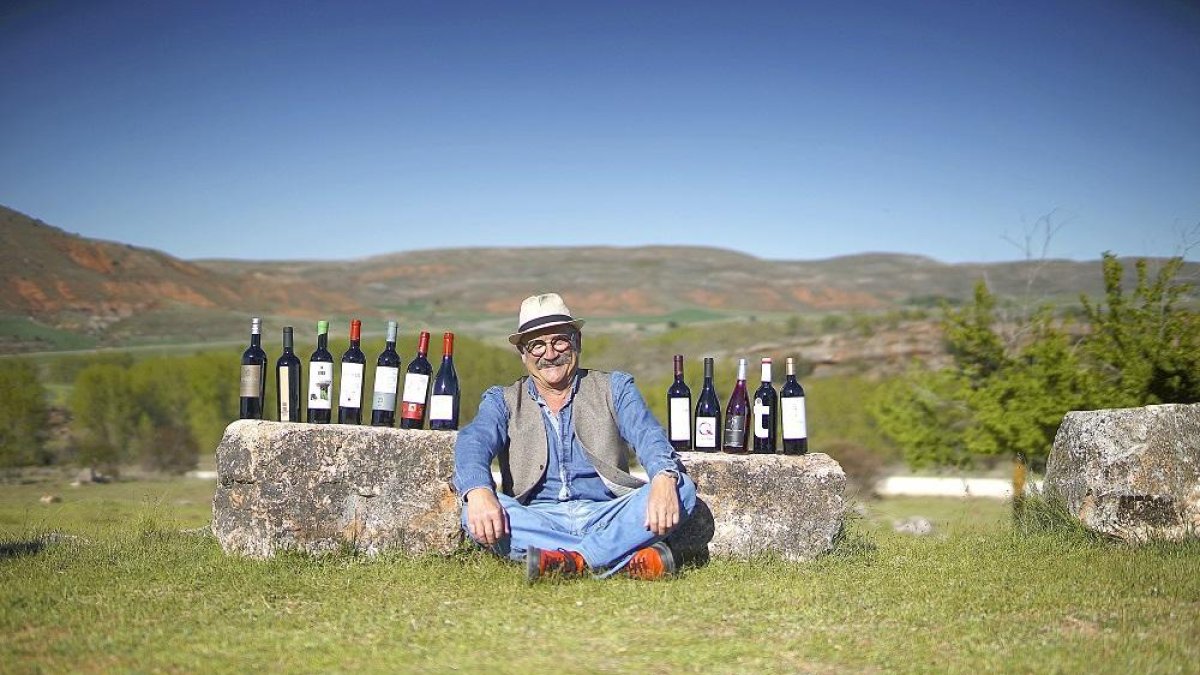Pepe Hernández Orte posa con algunas de sus referencias de la ribera soriana en el Yacimiento de Tiermes.-