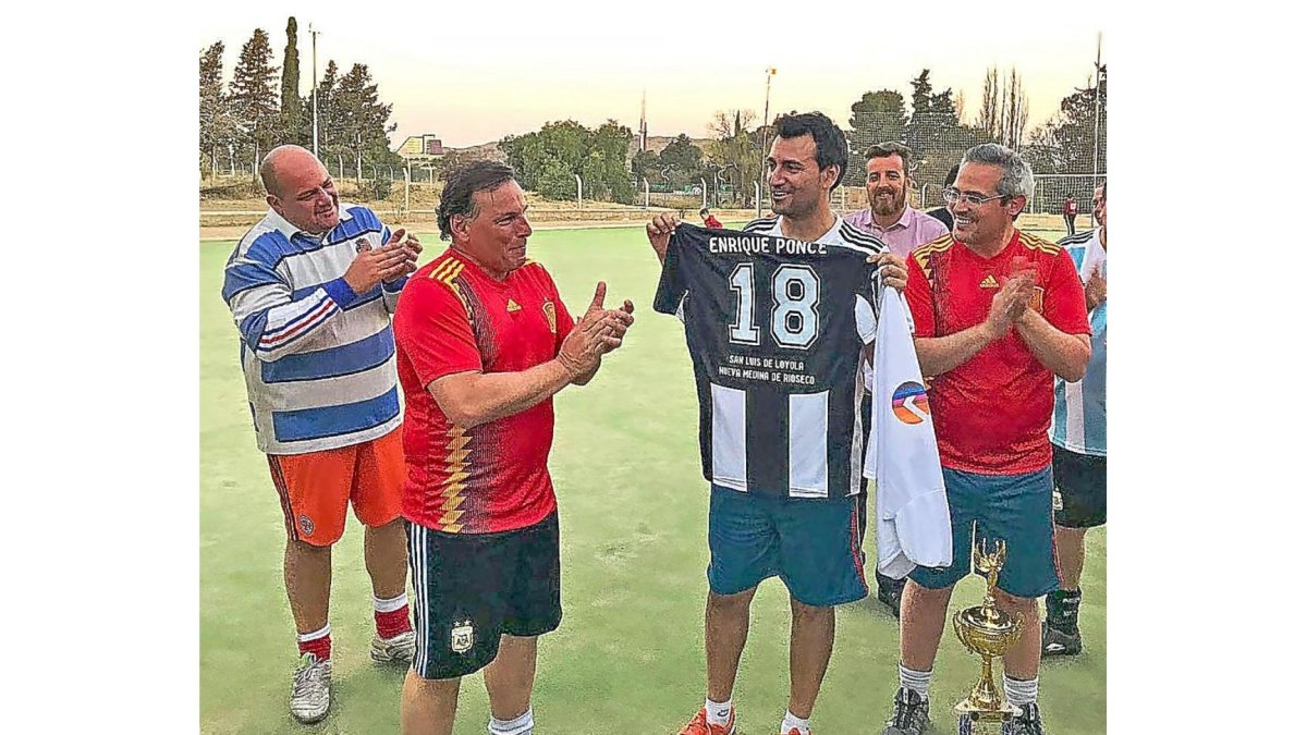 El alcalde de San Luis de Loyola y el de Medina de Rioseco se intercambian las camisetas en el partido.-EL MUNDO