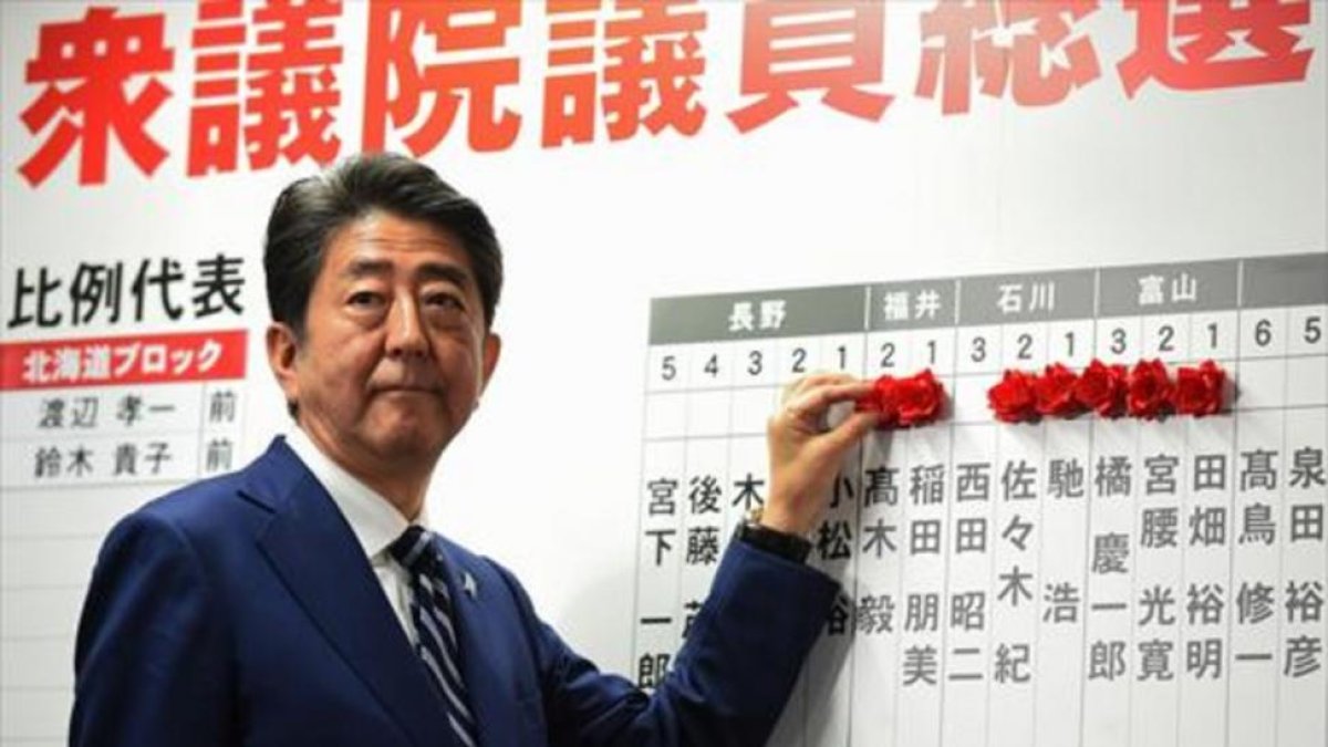 Shinzo Abe sigue los resultados de las legislativas, ayer, en la sede electoral de su partido en Tokio.-AFP