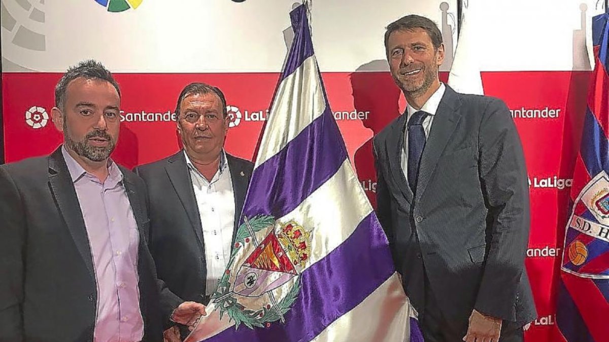 José Antonio Pérez y Felipe Sanz, de la federación de peñas del club, junto al presidente Carlos Suárez-LaLiga