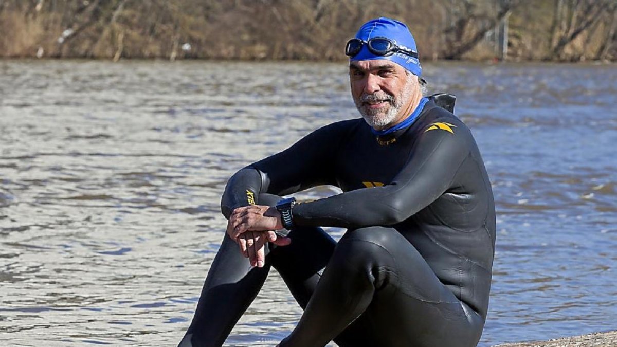 El ultranadador Alexis Rodríguez posa con el río Pisuerga de fondo.-PABLO REQUEJO