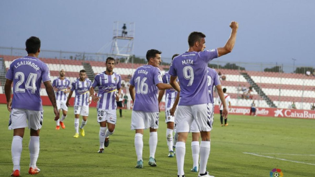 Jaime Mata celebra uno de los dos goles que marcó al Sevilla Atlético, en la única victoria blanquivioleta a domicilio.-LALIGA