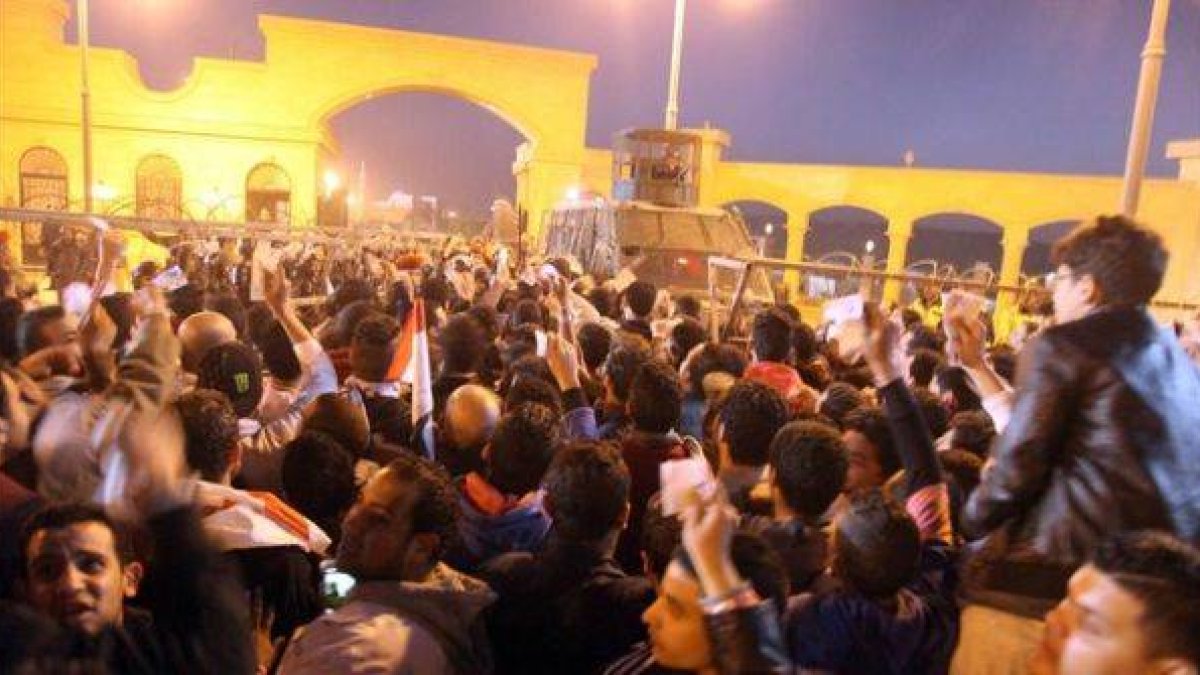Decenas de aficionados tratan de acceder al estadio de la Defensa Aérea, antes del partido entre el Zamalek y el ENPPI en El Cairo.-Foto: EFE / STR