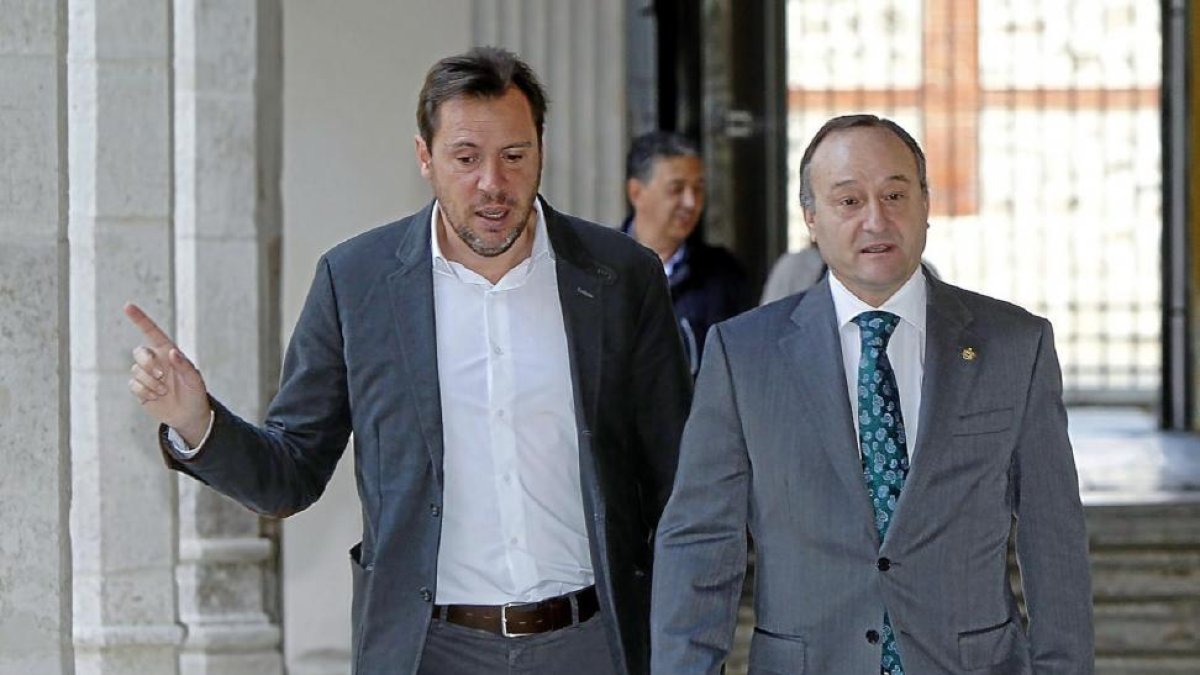 Óscar Puente y el rector de la UVA,Daniel Miguel, antes de la reunión para impulsar la colaboración.-J.M. Lostau