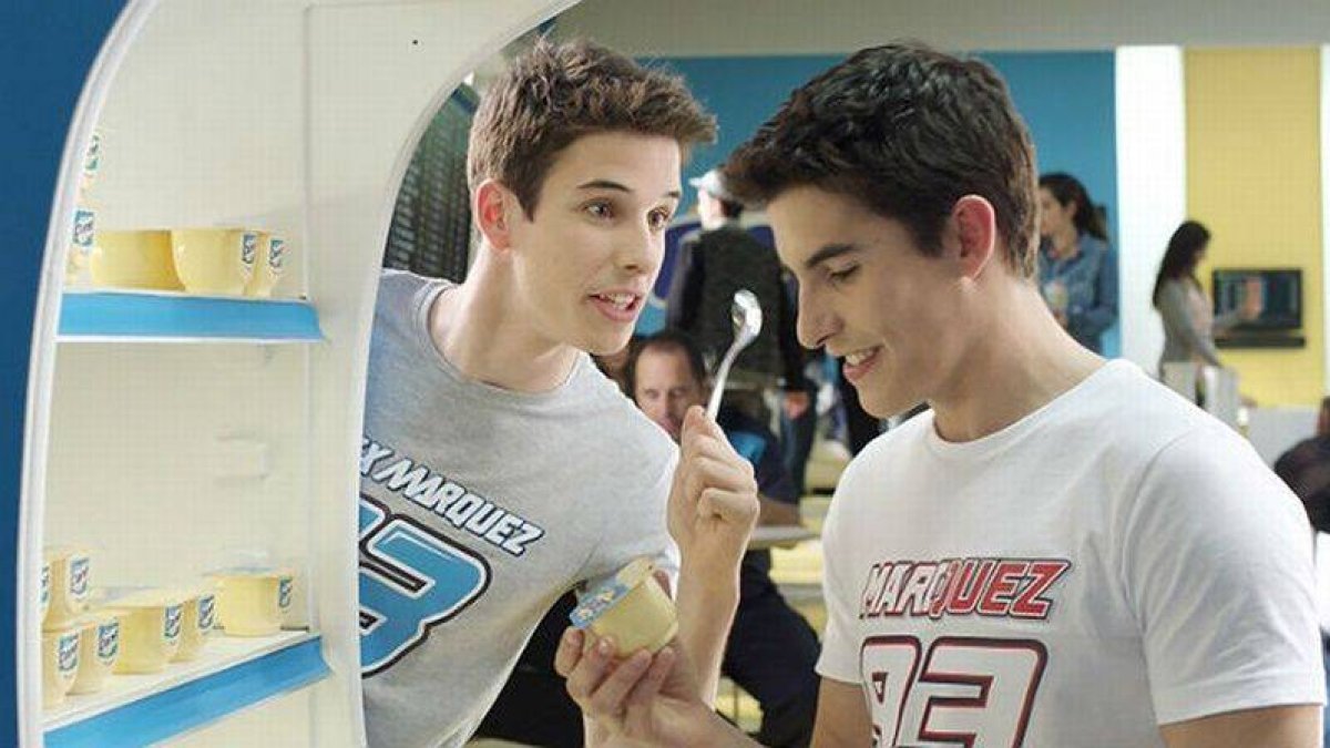 Marc y Álex Márquez, en el 'making of' del anuncio de natillas Danone.-