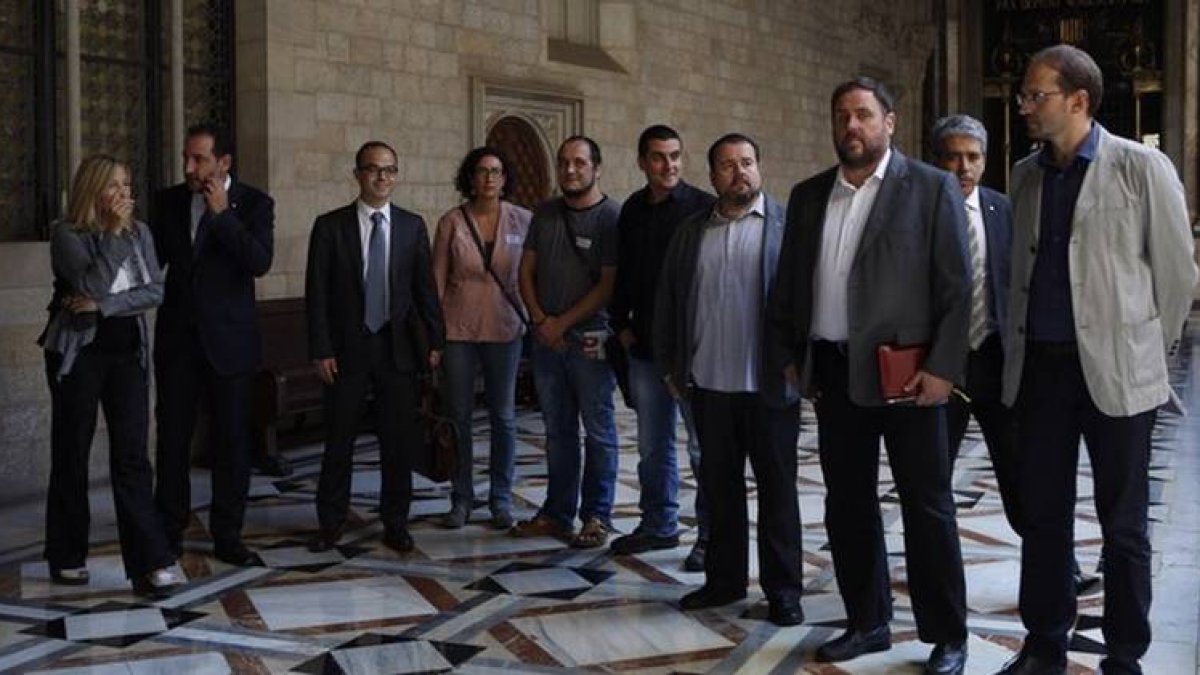 Los asistentes a la cumbre soberanista, en el Palau de la Generalitat.-Foto: ALBERT BERTRAN