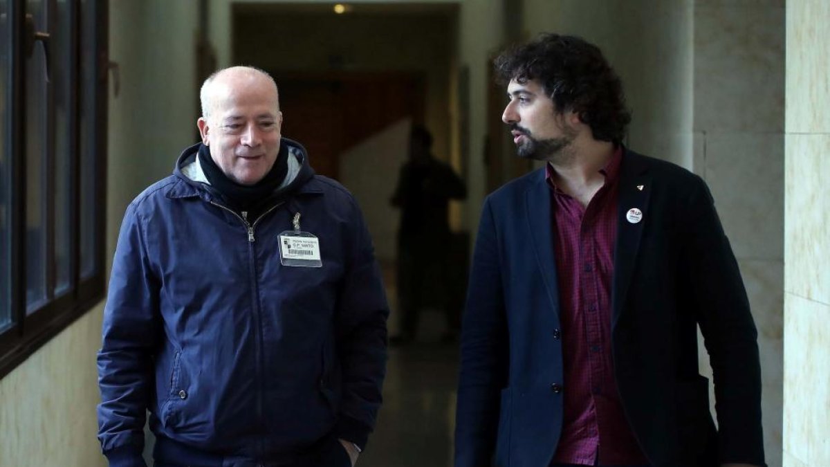El procurador de Izquierda Unida, José Sarrión, junto al portavoz de la Plataforma por la Sanidad Pública, Luis Ocampo.-ICAL