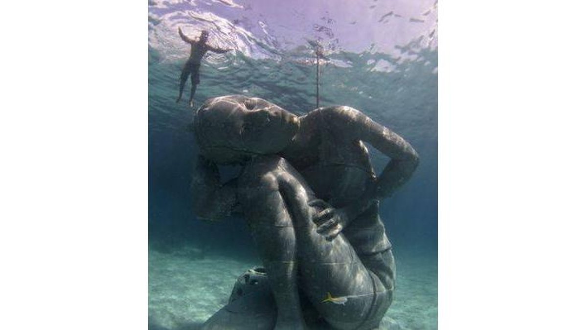 Fotografía facilitada por la Fundación Educativa de Corales y Medio Ambiente de Bahamas (BREEF, por su sigla en inglés), que desde el pasado septiembre ha empezado a colocar en las profundidades de las cálidas aguas de Bahamas una colección de enormes esc-Foto: EFE