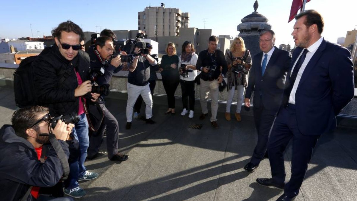 Los alcaldes de León y Valladolid, Antonio Silván y Óscar Puente, mantienen un encuentro en el Ayuntamiento de León-Ical