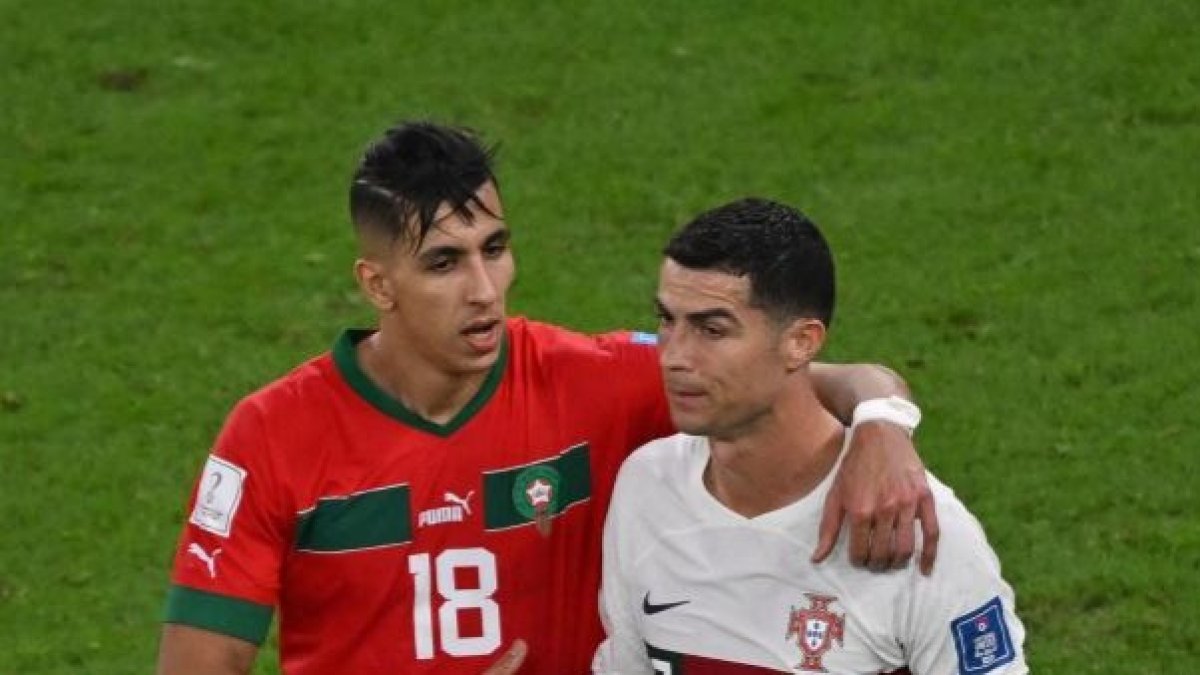 El Yamiq abraza a Ronaldo.