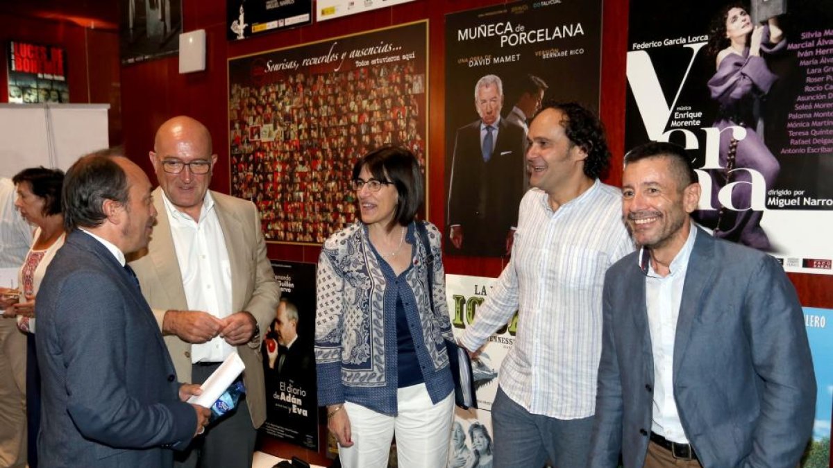 El presidente de la Diputación de Valladolid, Jesús Julio Carnero, conversa con algunos asistentes a la presentación del festival.-ICAL