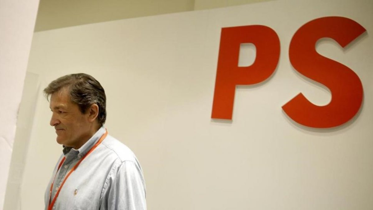 El presidente de la gestora del PSOE, Javier Fernández, el pasado 23 de octubre en la sede del partido.-JOSÉ LUIS ROCA