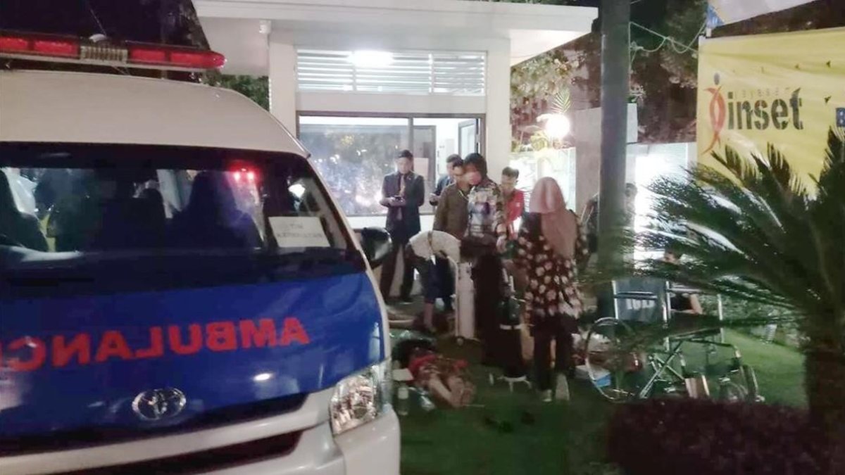 Una ambulancia junto a un hotel en la isla de Lombok.-EL PERIÓDICO