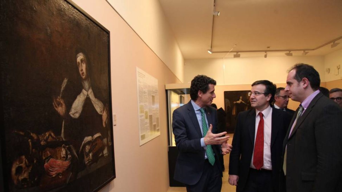 El director general de Políticas Culturales, José Ramón Alonso (C), el concejal de Servicios Sociales, Andrés Torquemada (I), y el director del Museo de Segovia, Santiago Martínez Caballero (D) en la inauguración de la muestra-Ical
