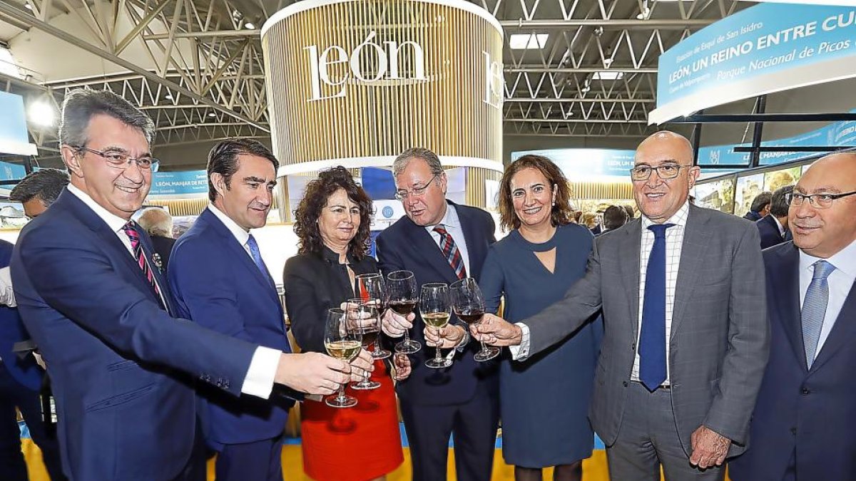 Juan Martínez Majo, Juan Carlos Suárez-Quiñones, Matilde Asían, Antonio Silván, Josefa García Cirac, Jesús Julio Carnero y Genaro Martínez.-J.M. LOSTAU