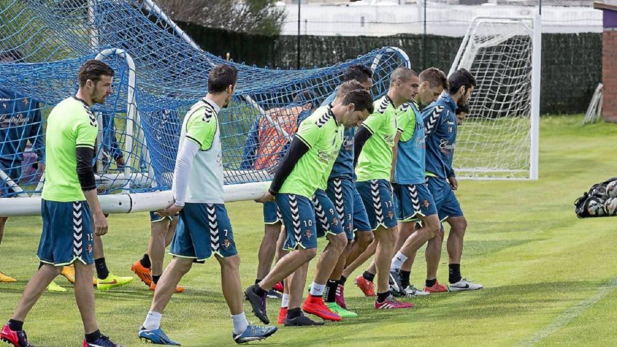 Peña. cuarto por la derecha, traslada una portería-M. Á. Santos
